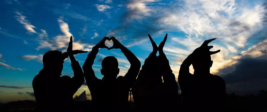 young_people_love_hands_silhouette