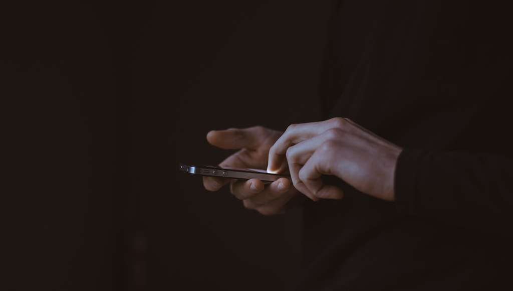 Man_on_smart_phone Man_on_smart_phone