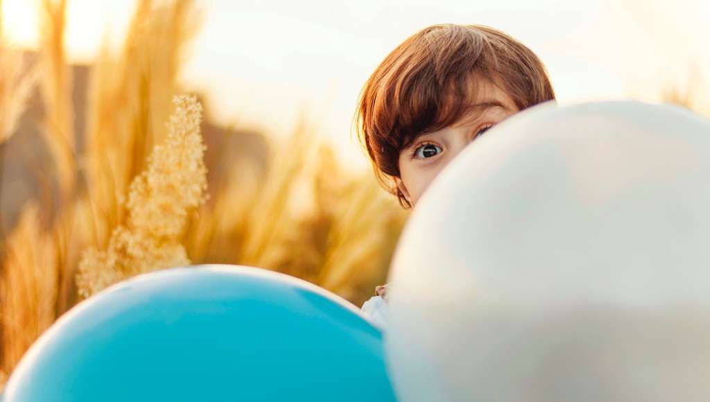 Child peeping balloons
