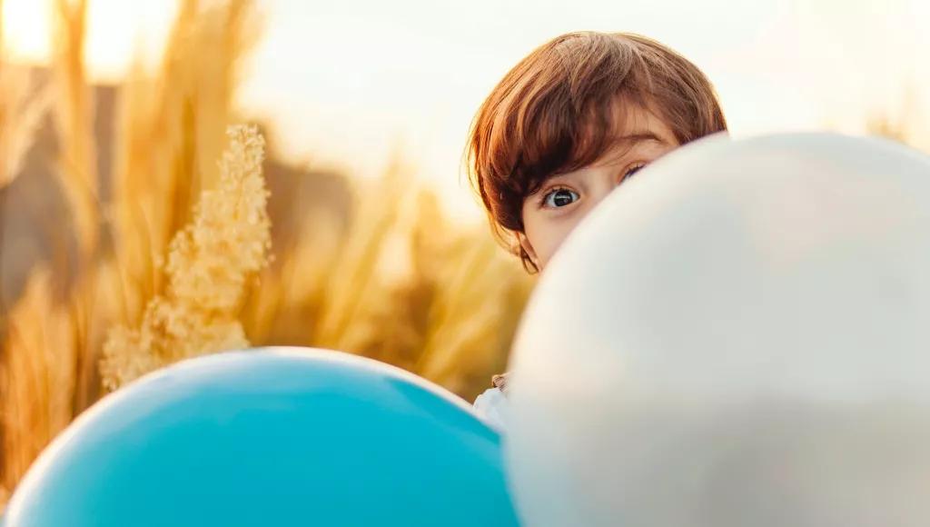 Child peeping balloons