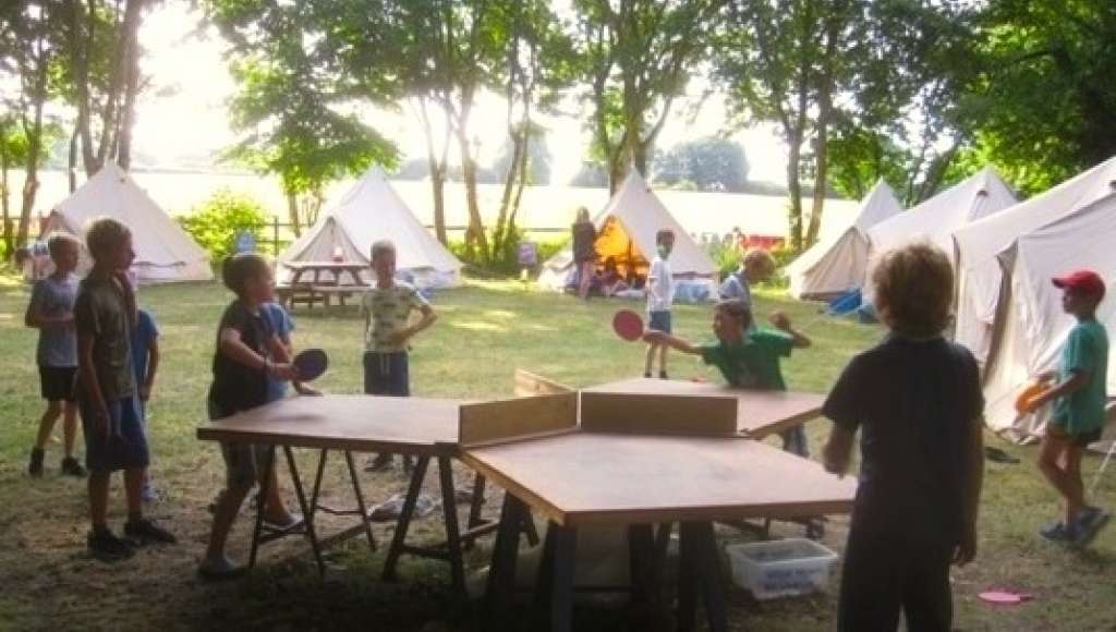 Pop-A-Long-barn 2021 - children playing table tennis outside