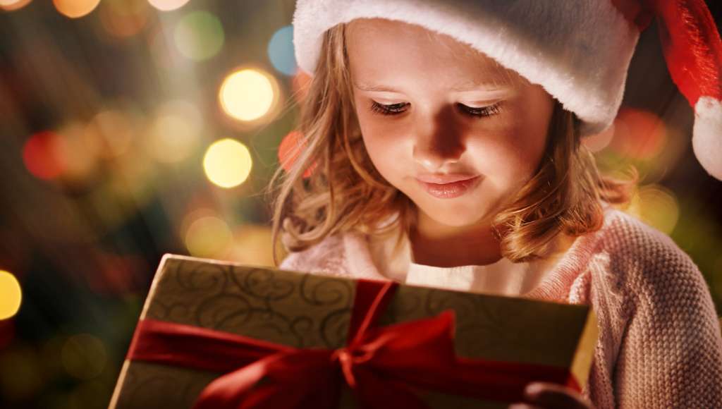Christmas: Girl opening box