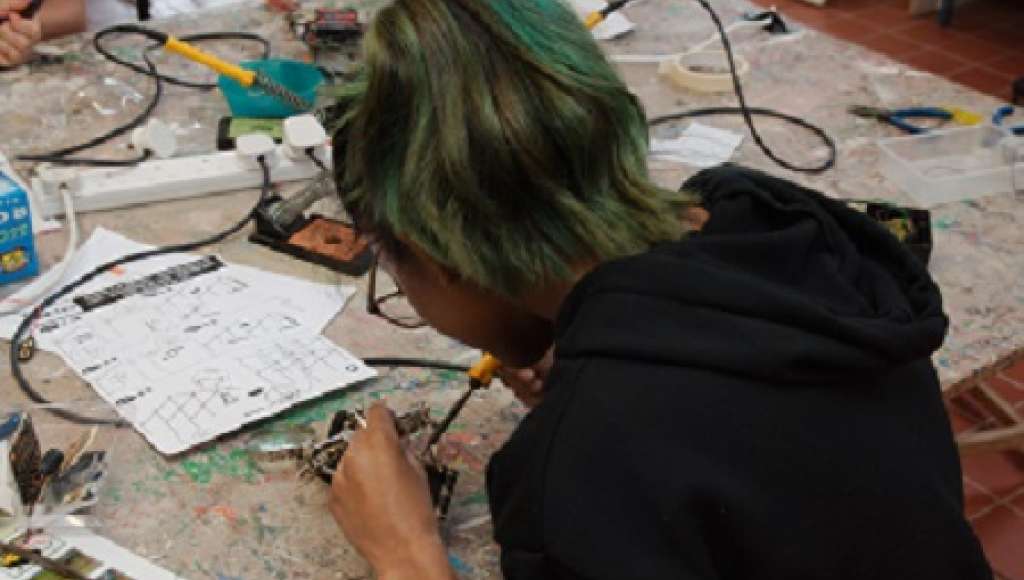 Assembling an electronic device Following this device's assembly instructions