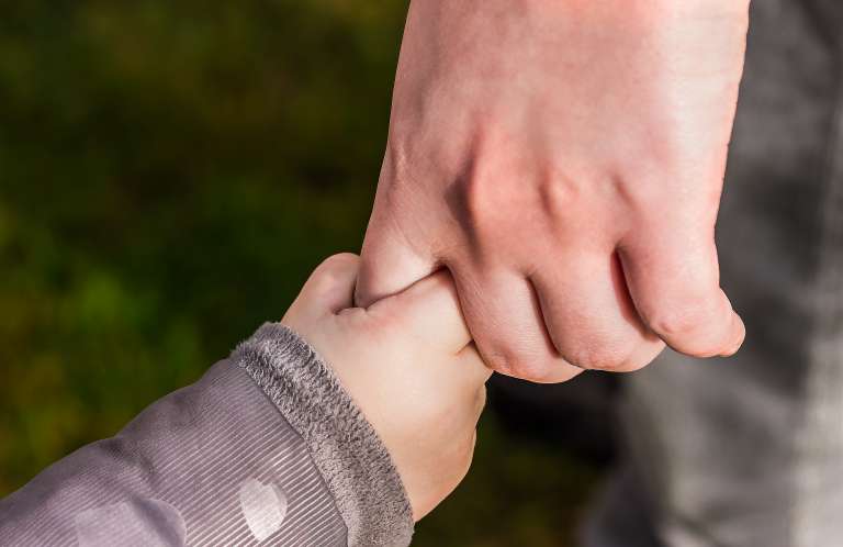 Helping hands Holding-hands