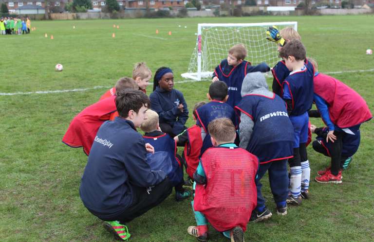sports-team-huddle