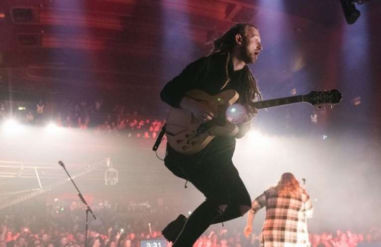 Guitar, jumping gig