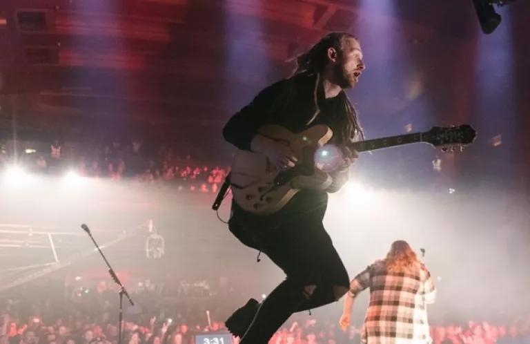 Guitar, jumping gig