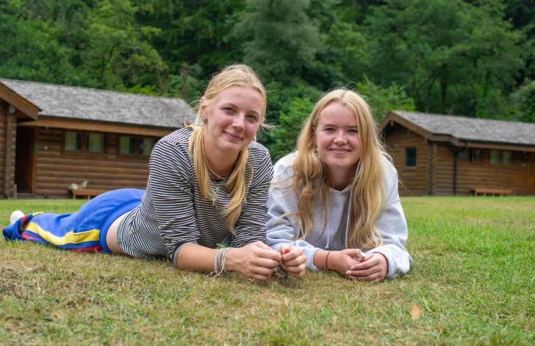 2 girls hanging out at an SU holiday