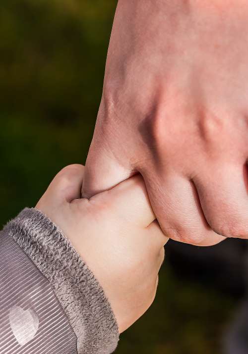 Helping hands Holding-hands