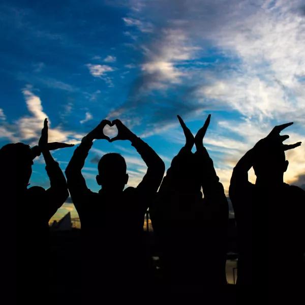 young_people_love_hands_silhouette