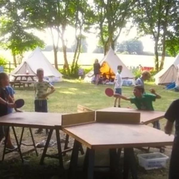 Pop-A-Long-barn 2021 - children playing table tennis outside