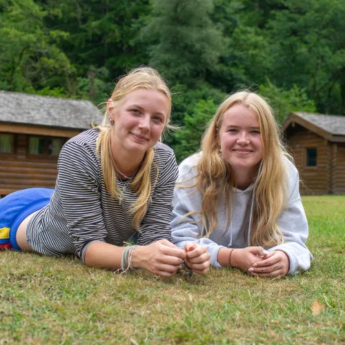 2 girls hanging out at an SU holiday